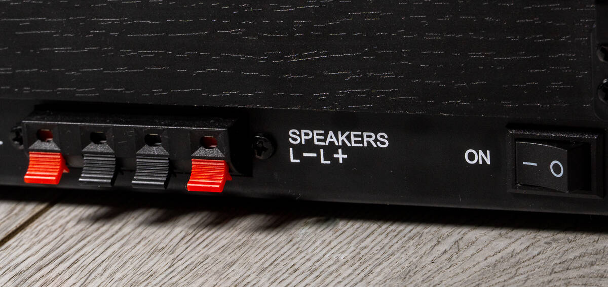 Задняя панель Reproductor RP-LPX500SPBK разъёмы колонок и выключатель