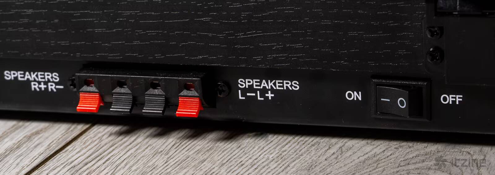 Обзор Reproductor RP-LPX500SPBK: виниловый проигрыватель с колонками в комплекте 44 Задняя панель Reproductor RP-LPX500SPBK разъёмы колонок и выключатель