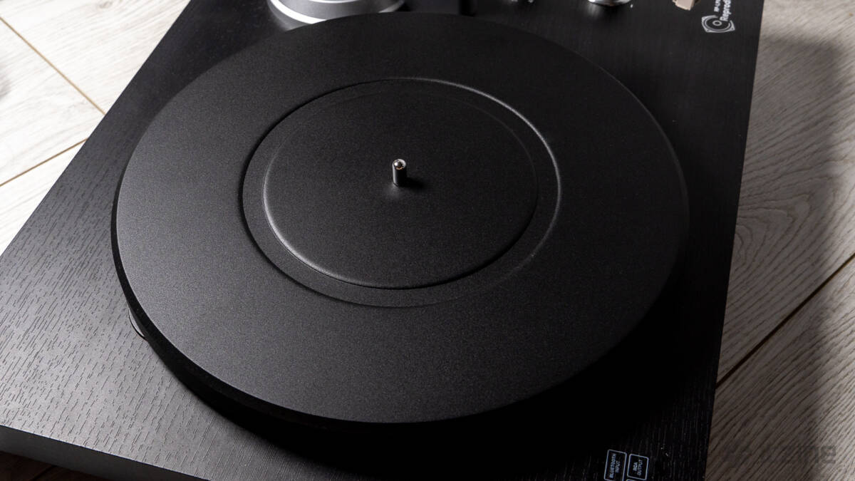 Чёрный виниловый проигрыватель Reproductor RP-LPX500SPBK на деревянном фоне