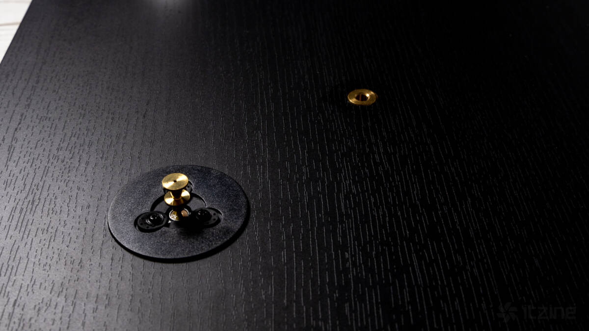 Частичная видимость черного винилового проигрывателя Reproductor RP-LPX500SPBK с металлическим золотым штоком