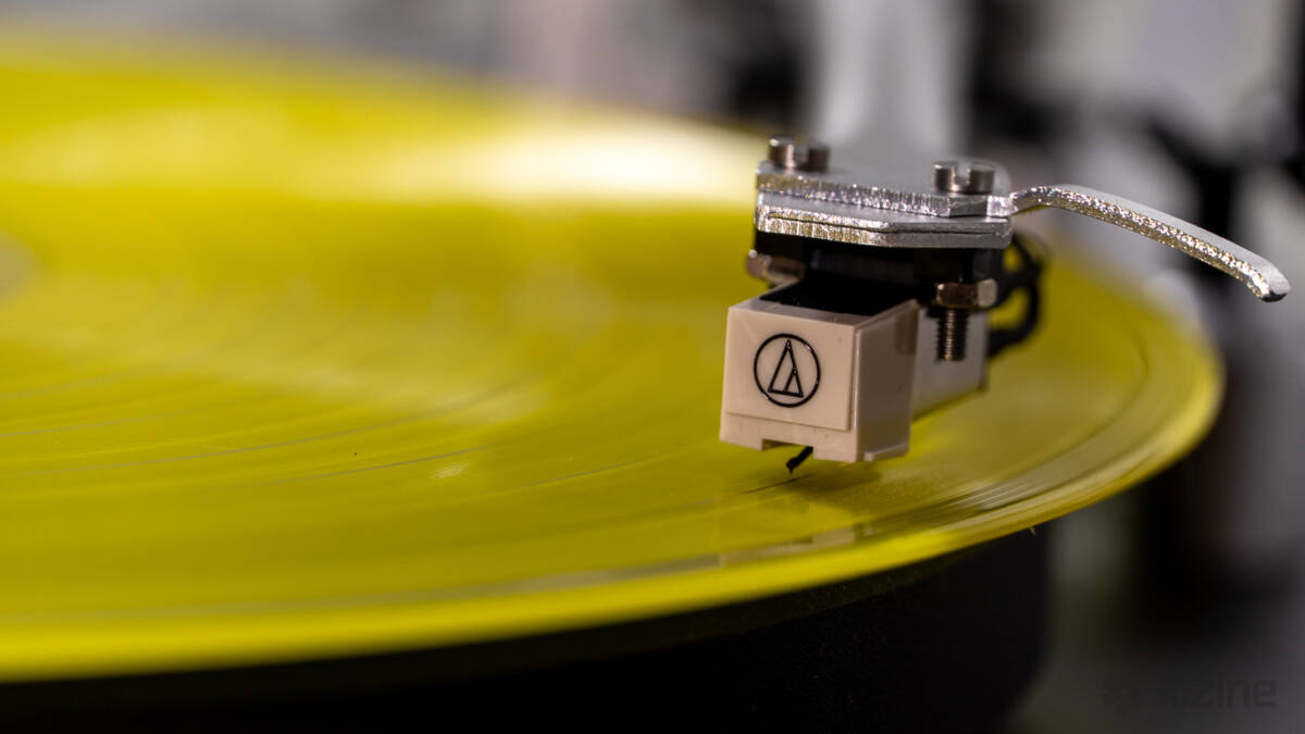 игла винилового проигрывателя Reproductor RP-LPX500SPBK на желтом диске