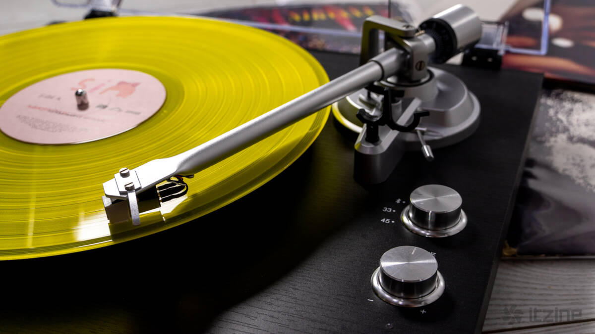 Виниловый проигрыватель Reproductor RP-LPX500SPBK крупным планом