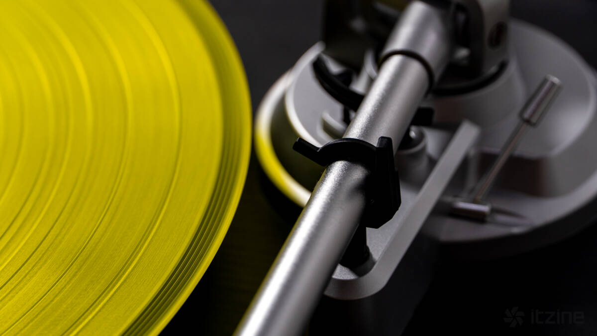 Виниловая пластинка и устройство Reproductor RP-LPX500SPBK