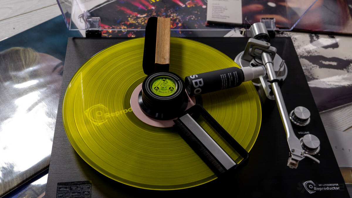 Виниловый проигрыватель Reproductor RP-LPX500SPBK с желтой пластинкой и металлическими элементами