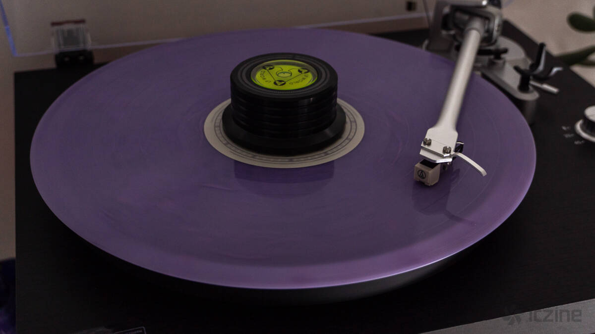 виниловый проигрыватель Reproductor RP-LPX500SPBK с purple пластиной