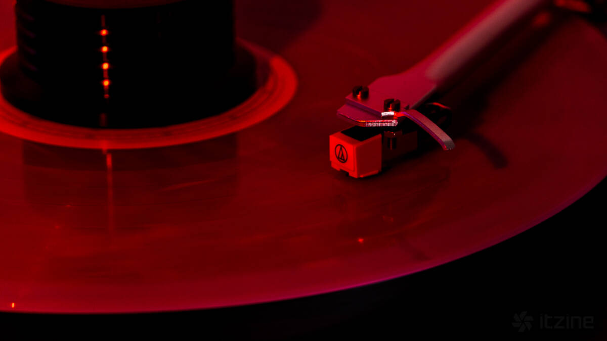 Виниловый проигрыватель Reproductor RP-LPX500SPBK с тонармом и шпинделем