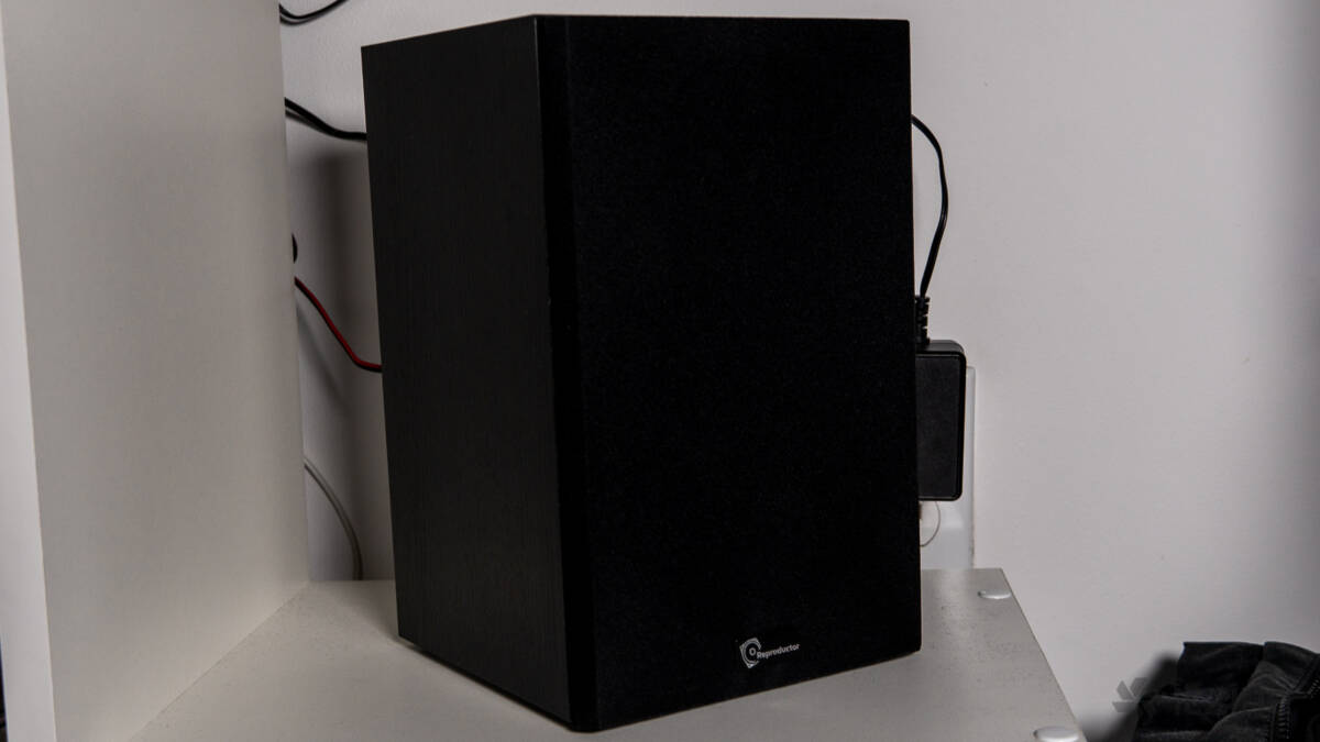 Черный сабвуфер Reproductor RP-LPX500SPBK на столе