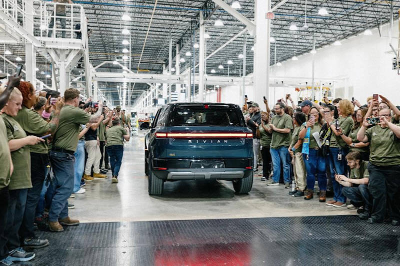 Rivian R1T и сборочный цех компании