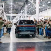 Rivian R1T и сборочный цех компании