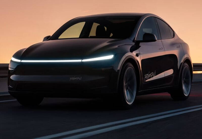 Черный электромобиль Tesla Model, едет по дороге