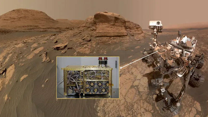 Ровер Curiosity на марсианской поверхности с образцом органических молекул