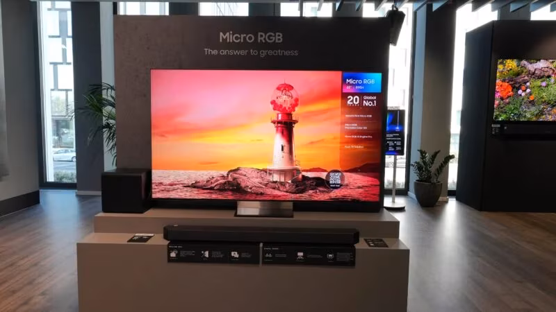 Samsung Micro RGB-телевизор R95H на стенде в магазине