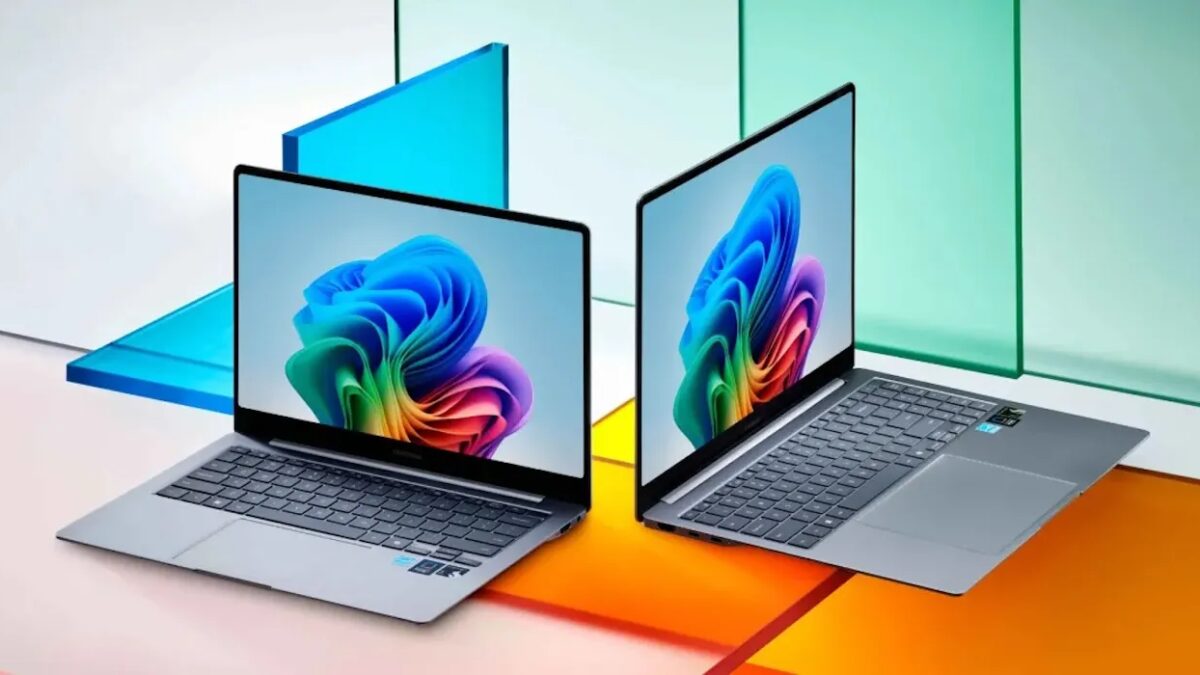 Два ноутбука Samsung Galaxy Book на экранах с цветными фонами