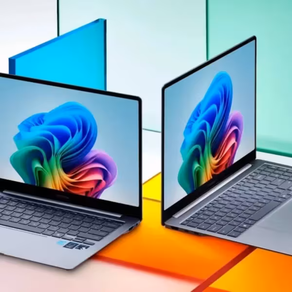 Два ноутбука Samsung Galaxy Book на экранах с цветными фонами