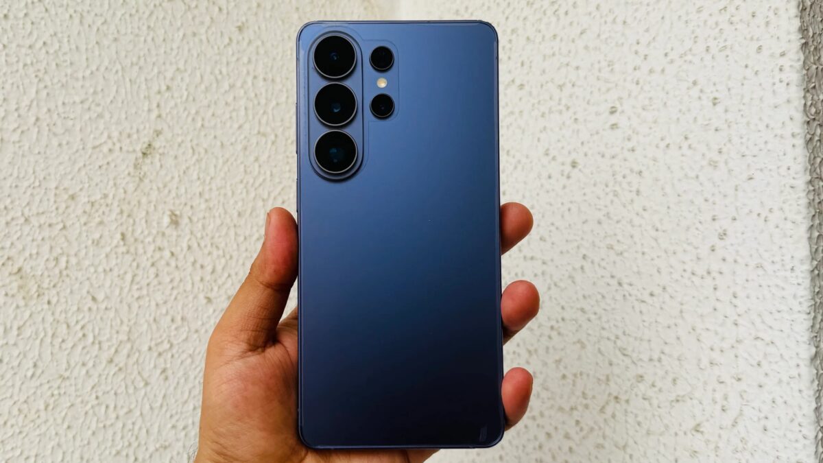 Модель сзади смартфона Samsung Galaxy S23 ультра