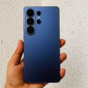 Модель сзади смартфона Samsung Galaxy S23 ультра