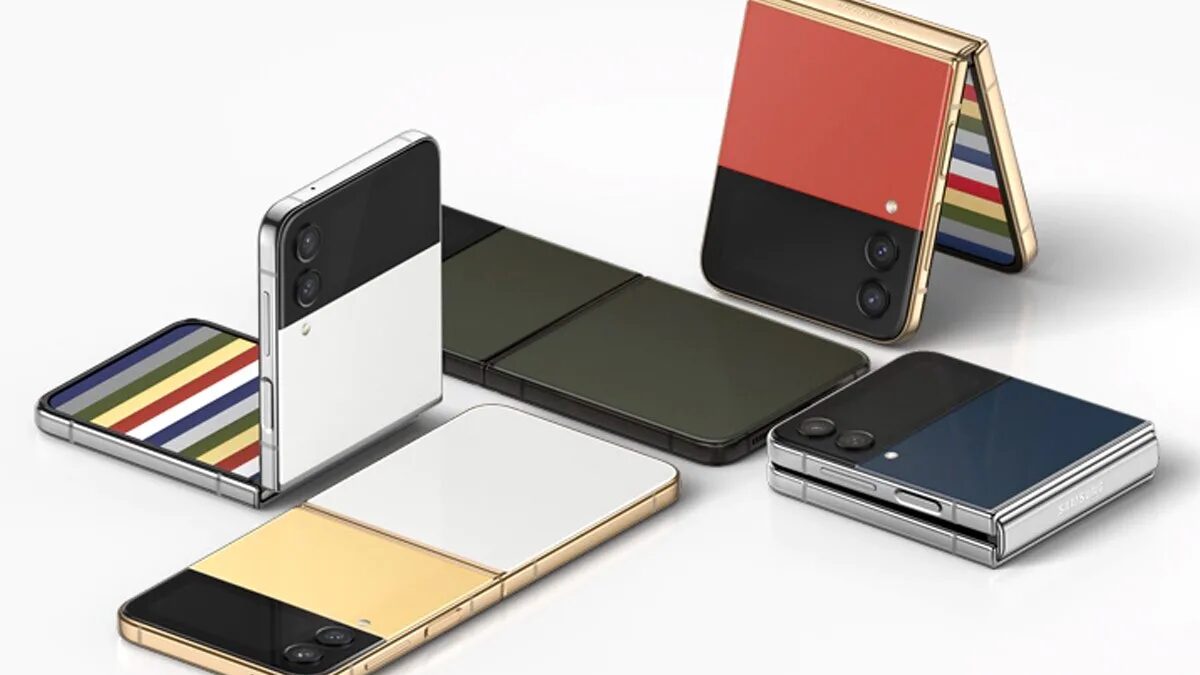 Несколько складных смартфонов Galaxy Z Flip 8 в разных цветах