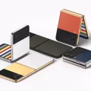 Несколько складных смартфонов Galaxy Z Flip 8 в разных цветах