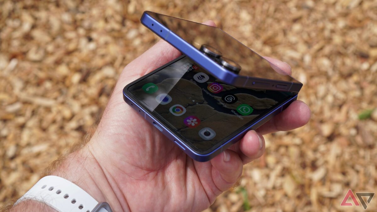 Мужчина держит телефон Samsung Galaxy Z Flip 8