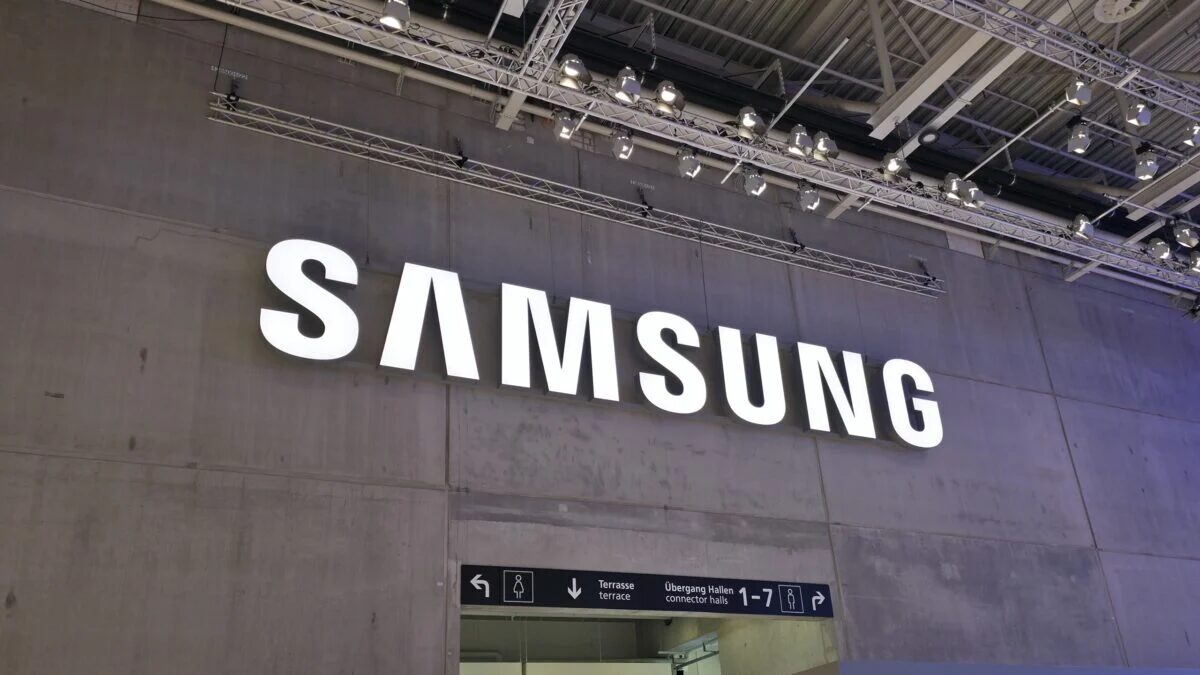 Знак Samsung на стене в выставочном центре