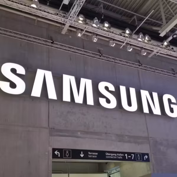 Знак Samsung на стене в выставочном центре
