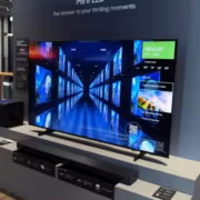 Samsung телевизор с чёрными колонками и дисплеем