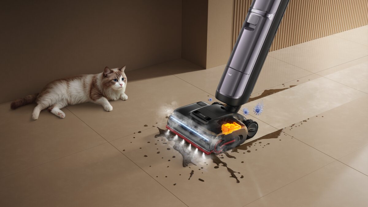 Кот рядом с роботом пылесосом Dreame H16 Pro Steam
