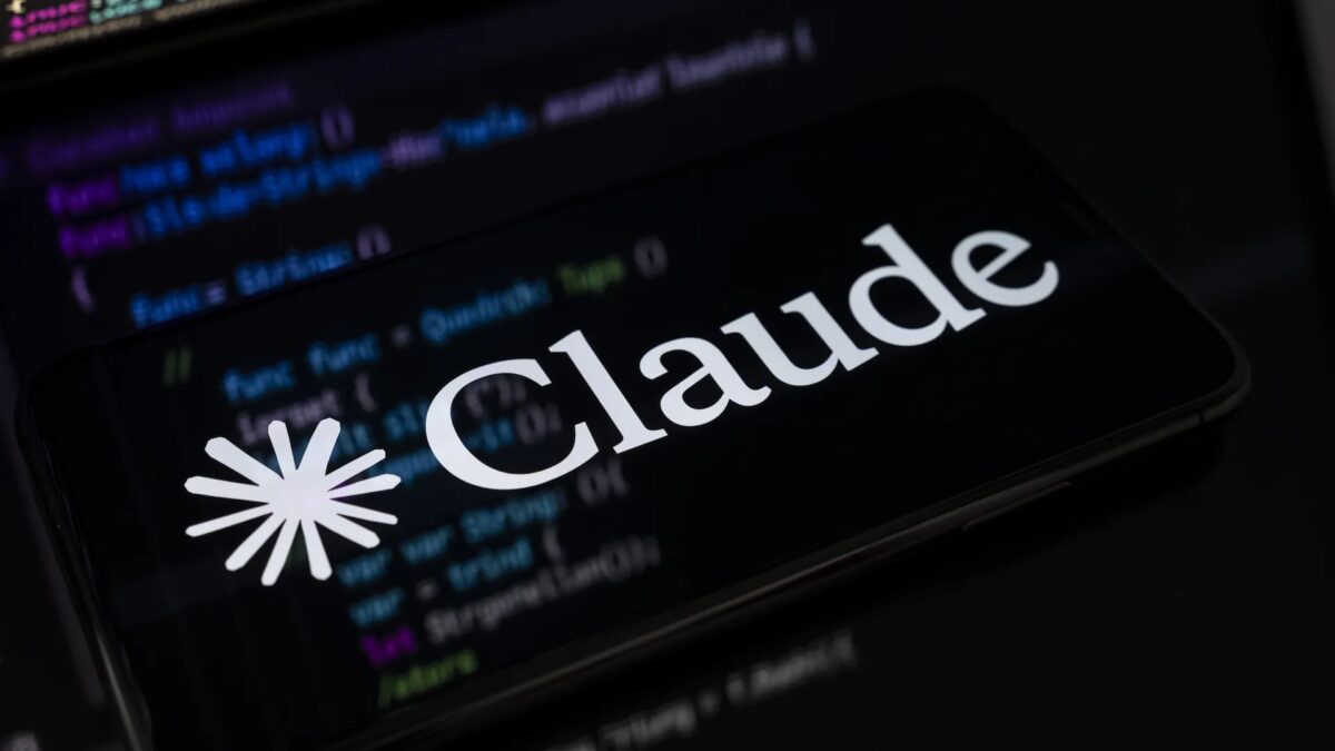 Экран смартфона с отображением Cluade и программным кодом