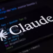 Экран смартфона с отображением Cluade и программным кодом