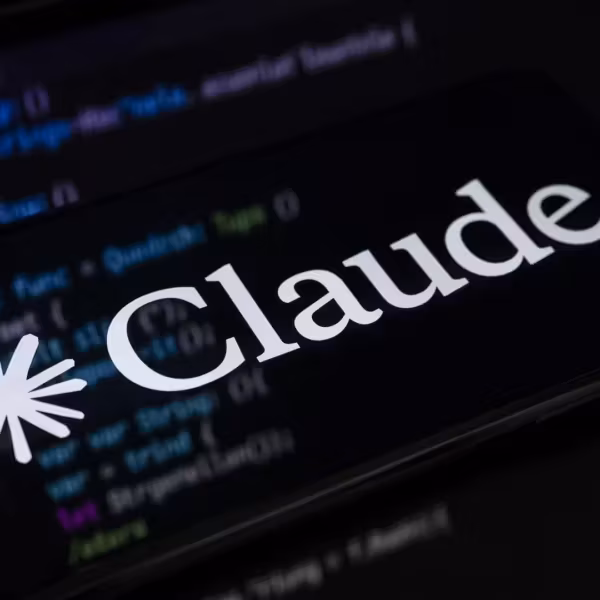 Экран смартфона с отображением Cluade и программным кодом