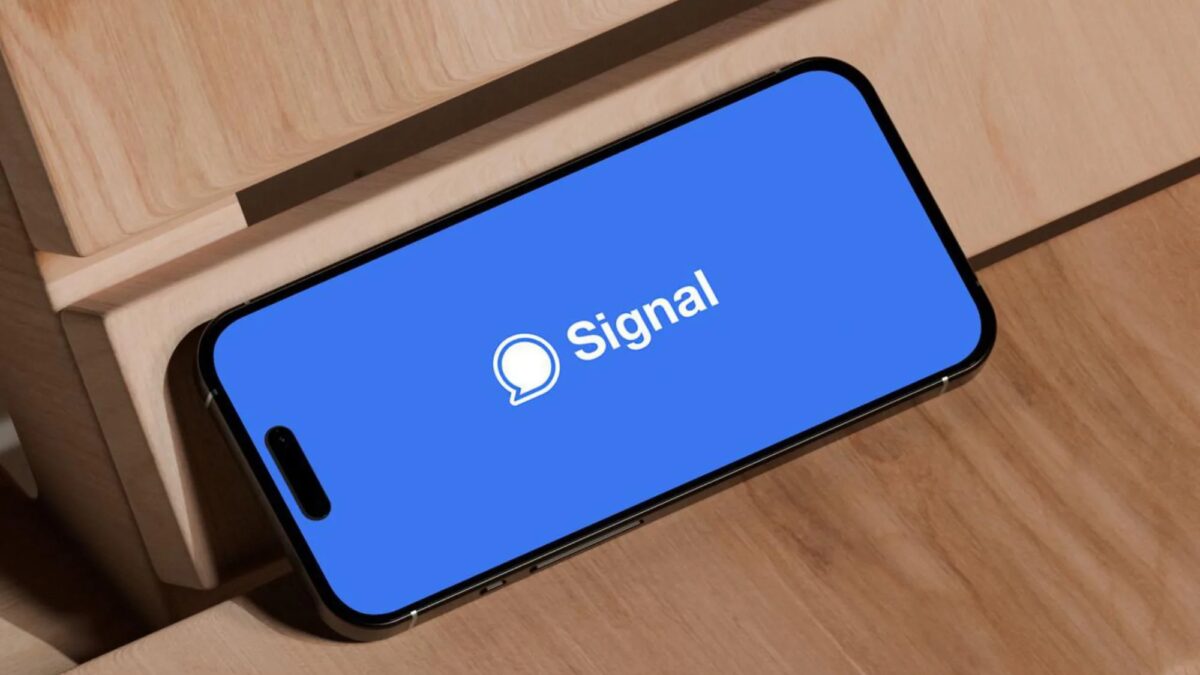 iPhone с экраном Signal на дисплее