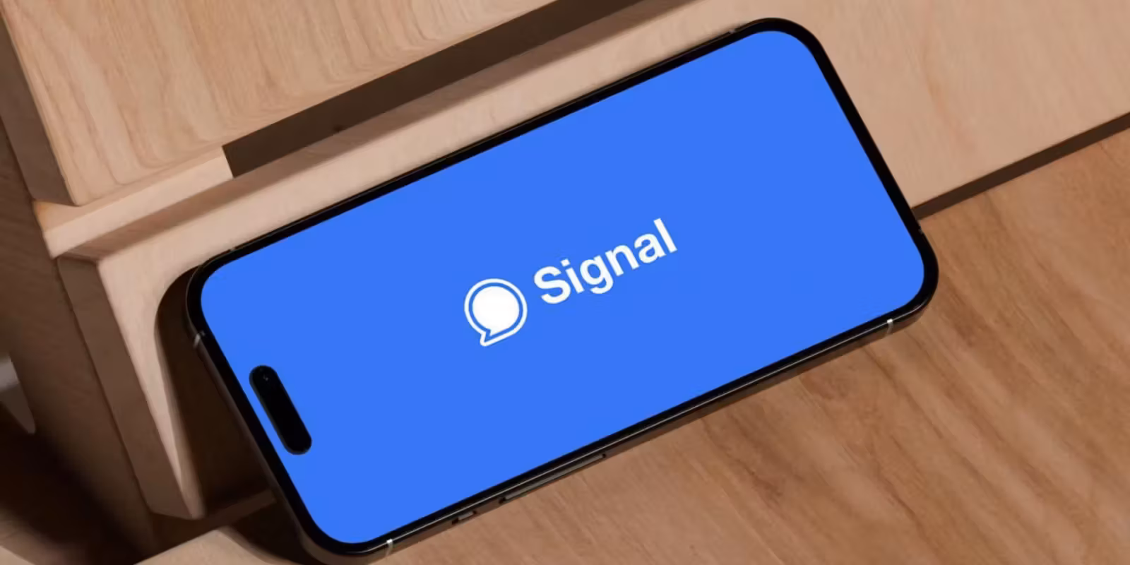 iPhone с экраном Signal на дисплее