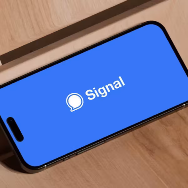 iPhone с экраном Signal на дисплее