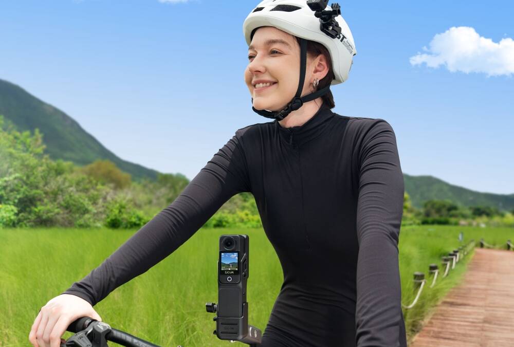 Женщина едет на электровелосипеде с камерой SJCAM раздельно