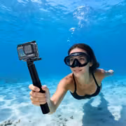 Подводная экшн-камера SJCAM в руках женщины плавающей в море