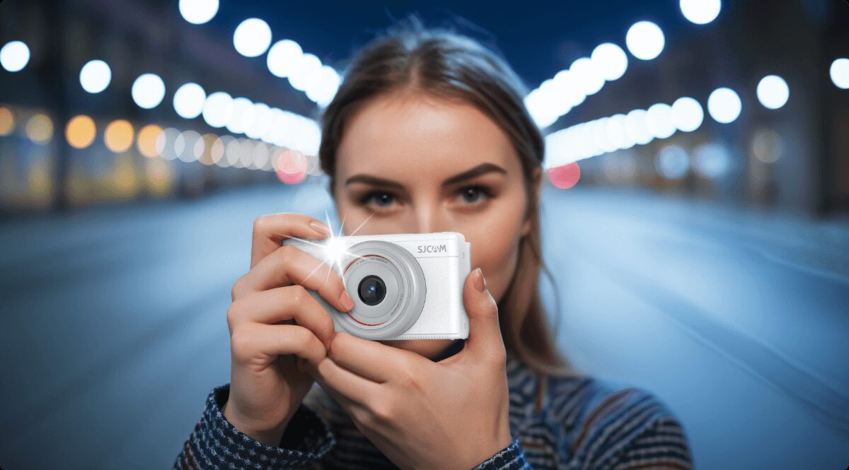 Девушка снимает на экшн-камеру SJCAM в городе