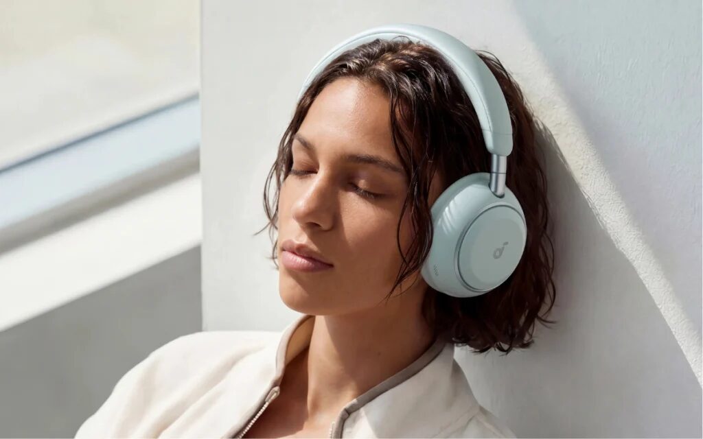 Женщина с закрытыми глазами слушает Soundcore Space 2 наушники