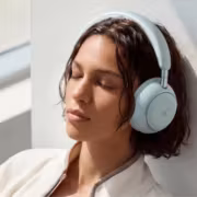 Женщина с закрытыми глазами слушает Soundcore Space 2 наушники