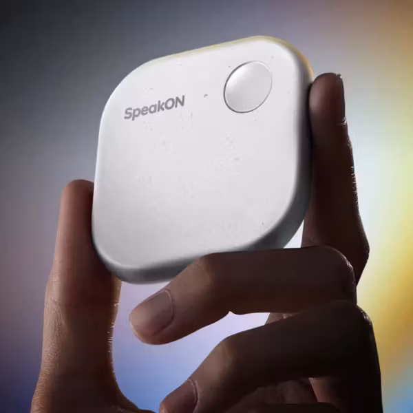 Магнитный диктофон SpeakON в руке крупный план