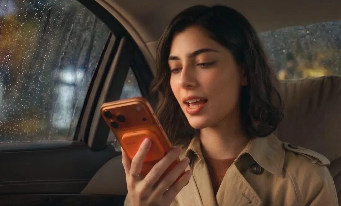 женщина в машине с телефоном SpeakON магнитный диктофон