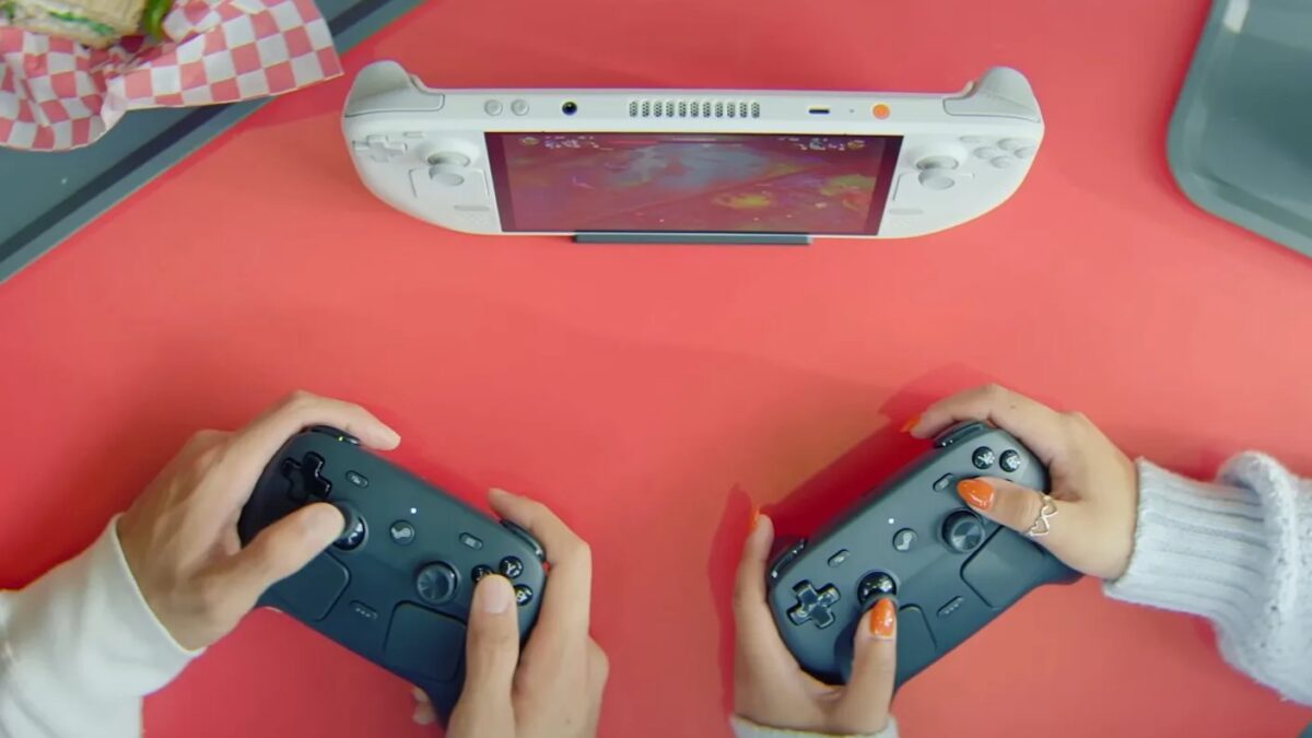 Две руки держат геймпады Steam Controller за 