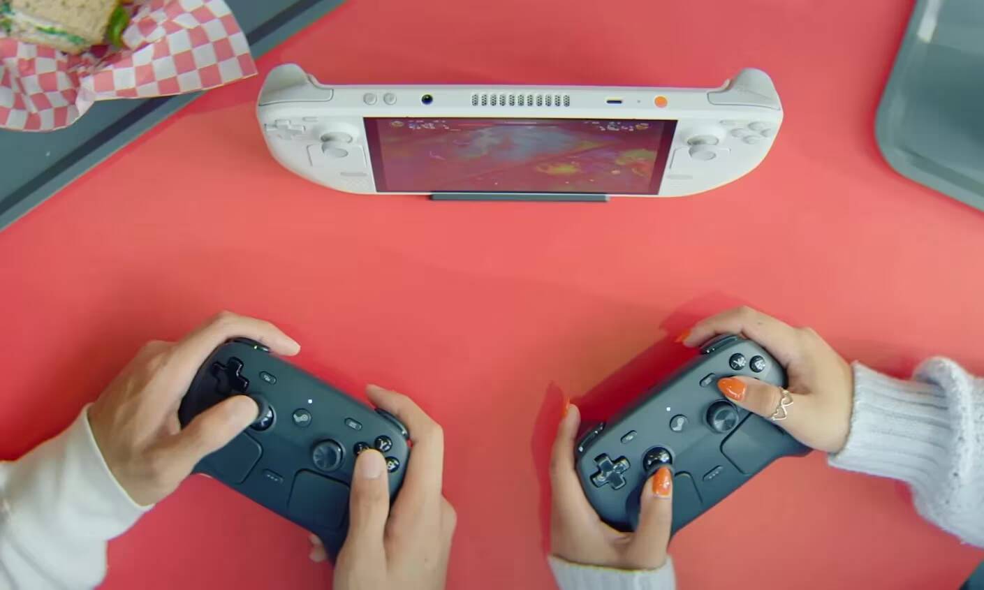 Valve показала Steam Controller за $99 и назвала дату 1 Две руки держат геймпады Steam Controller за