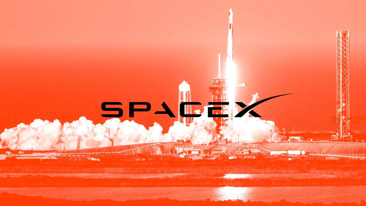 Ракета SpaceX запускается вверх с космического центра