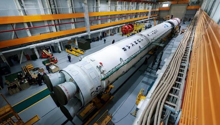 Запуск «Союз-5» внутри цеха ракета и оборудование