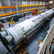 Запуск «Союз-5» внутри цеха ракета и оборудование