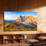 Уютный современный интерьер с креслом и телевизором TCL C8L