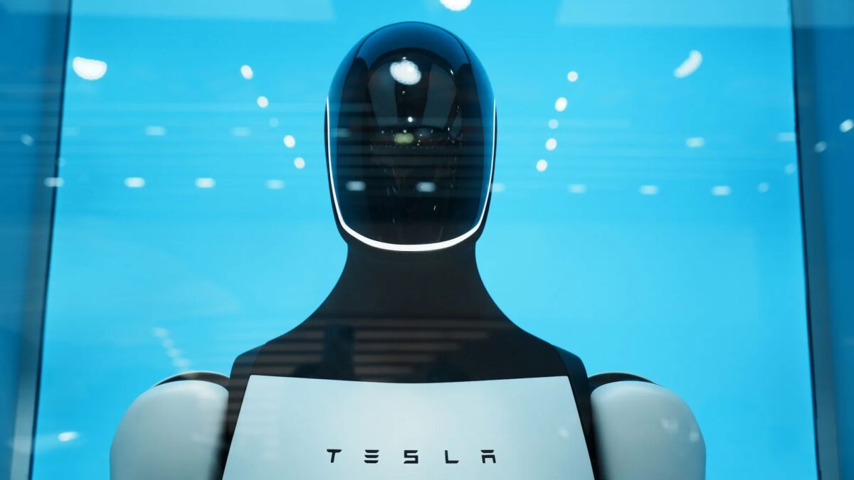 робот Tesla с черной гладкой поверхностью и голубым фоном