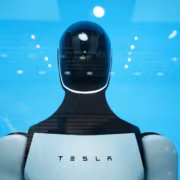 робот Tesla с черной гладкой поверхностью и голубым фоном