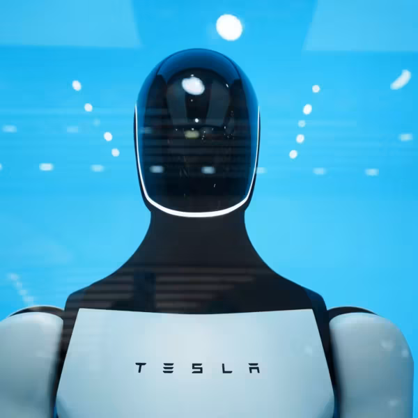 робот Tesla с черной гладкой поверхностью и голубым фоном