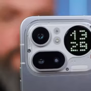 Фотография смартфона с двумя камерами и дисплеем устройством Apple